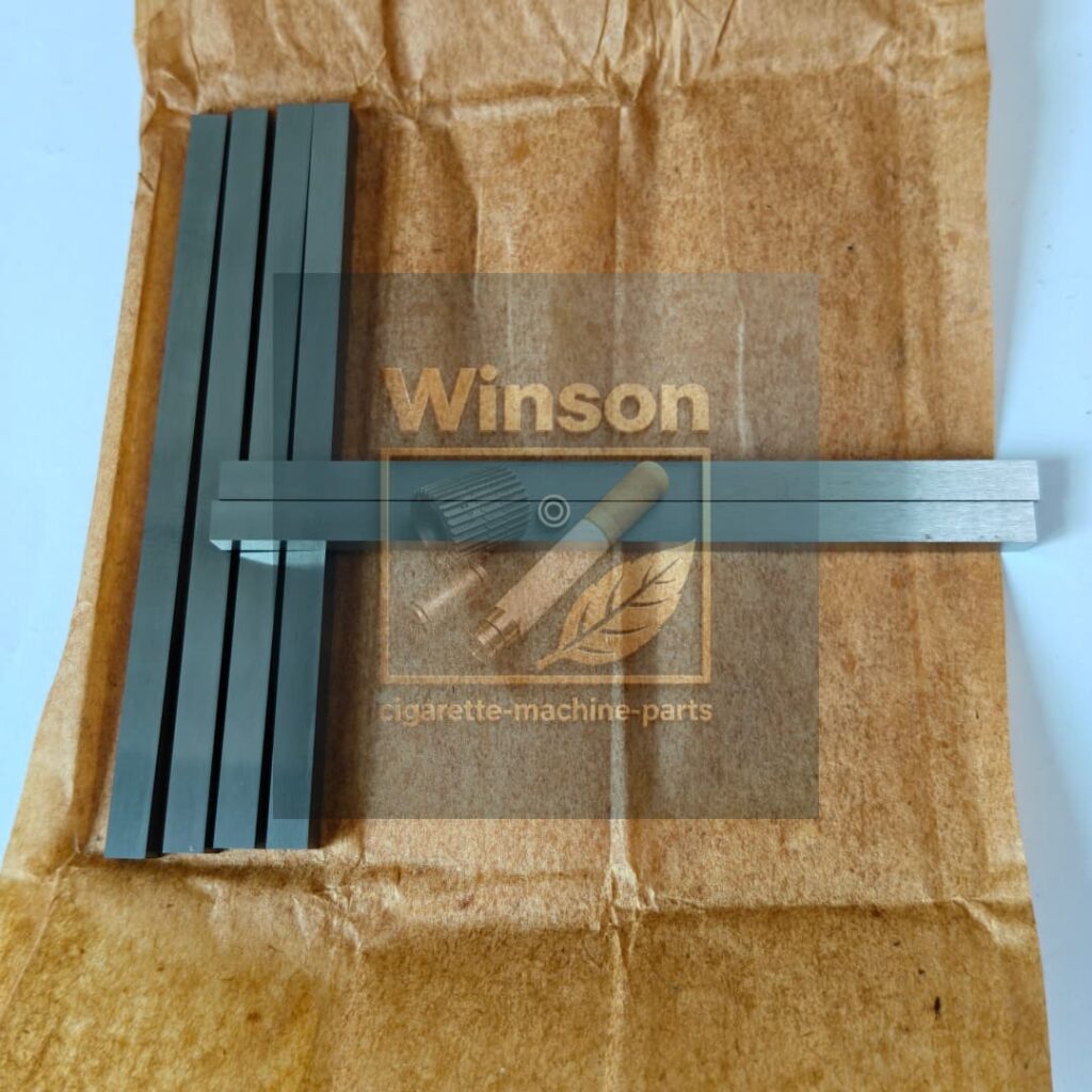 Square blade to cut tipping paper of cigarette machine