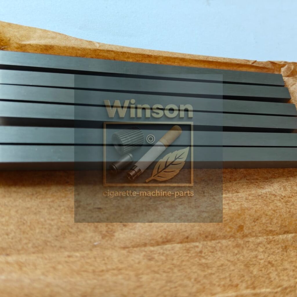 Square blade to cut tipping paper of cigarette machine
